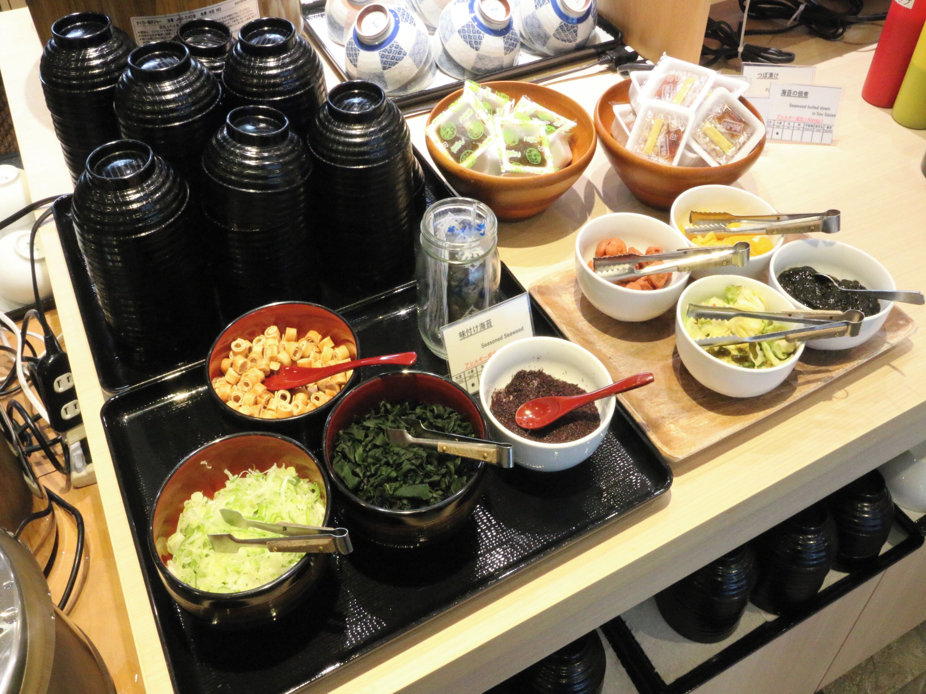 Un bufé con diversos alimentos y salsas.