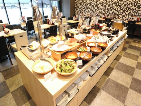 Daily buffet breakfast for a fee. APA Hotel Takaoka Ekimae
