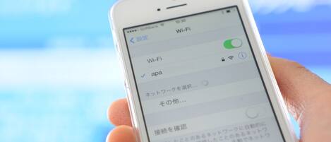 A smartphone displaying a Wi-Fi settings screen with options for Wi-Fi and a network named 'apa'.
