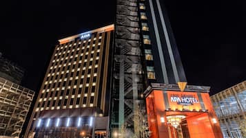 Boendets fasad - kväll/natt