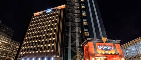 Fachada da propriedade à noite