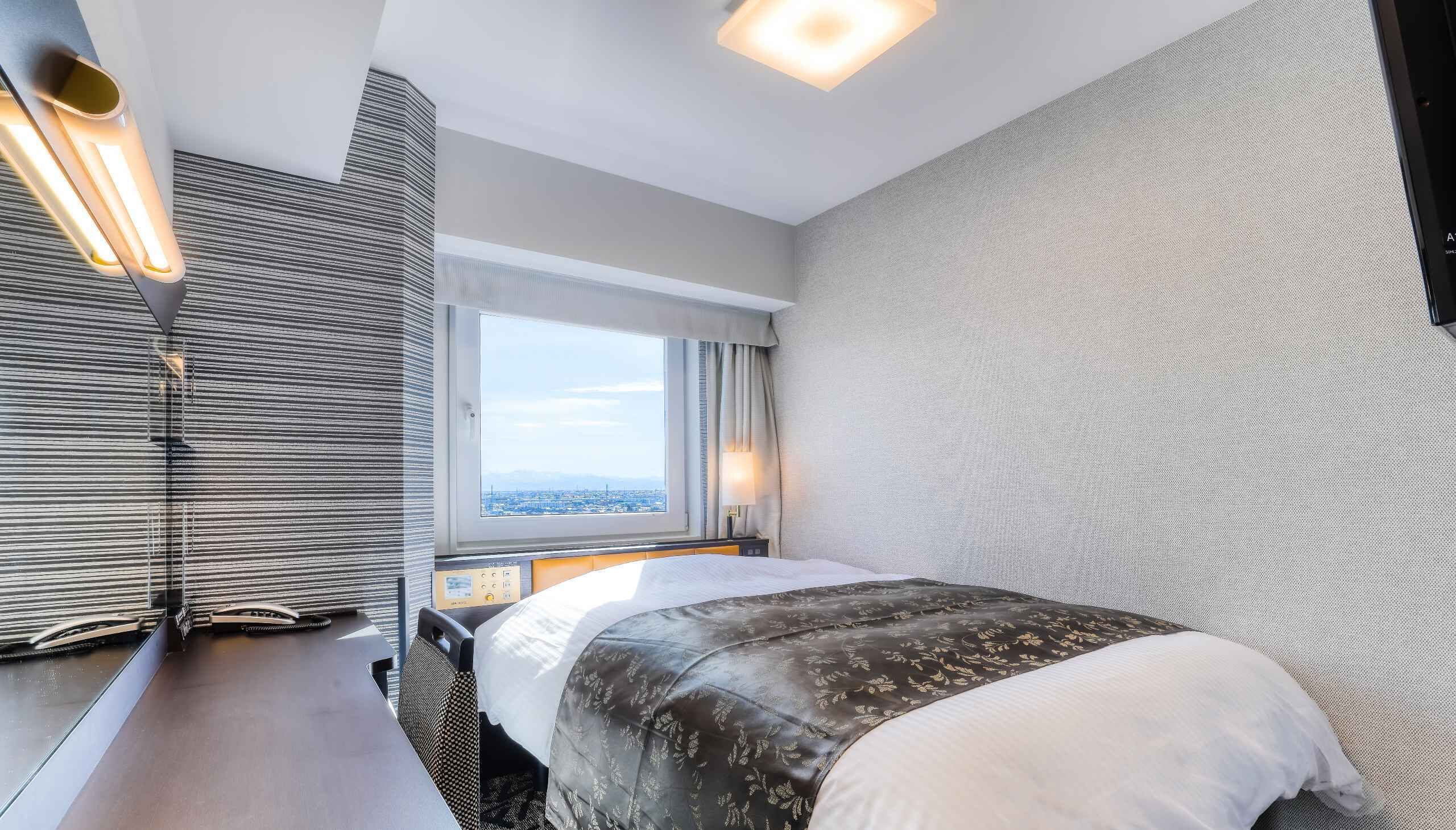 Escritorio, cortinas blackout, wifi gratis y ropa de cama 