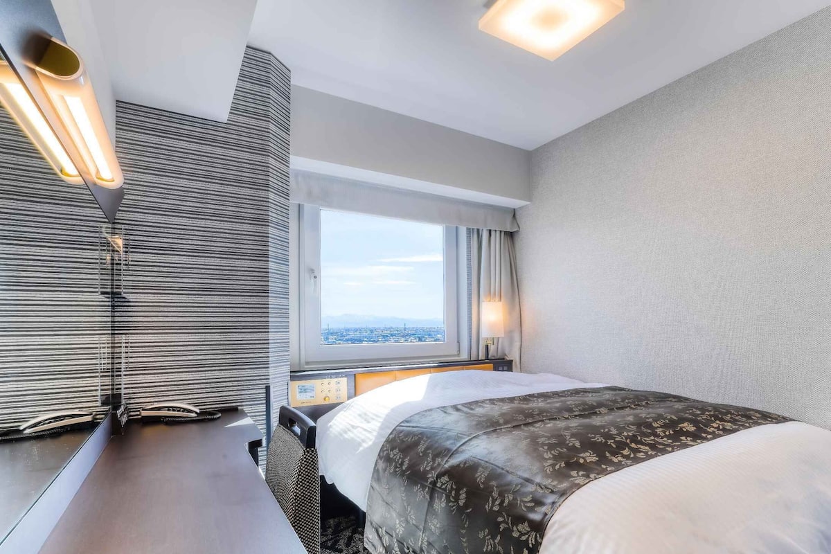 Desk, blackout drapes, WiFi (free), bed sheets