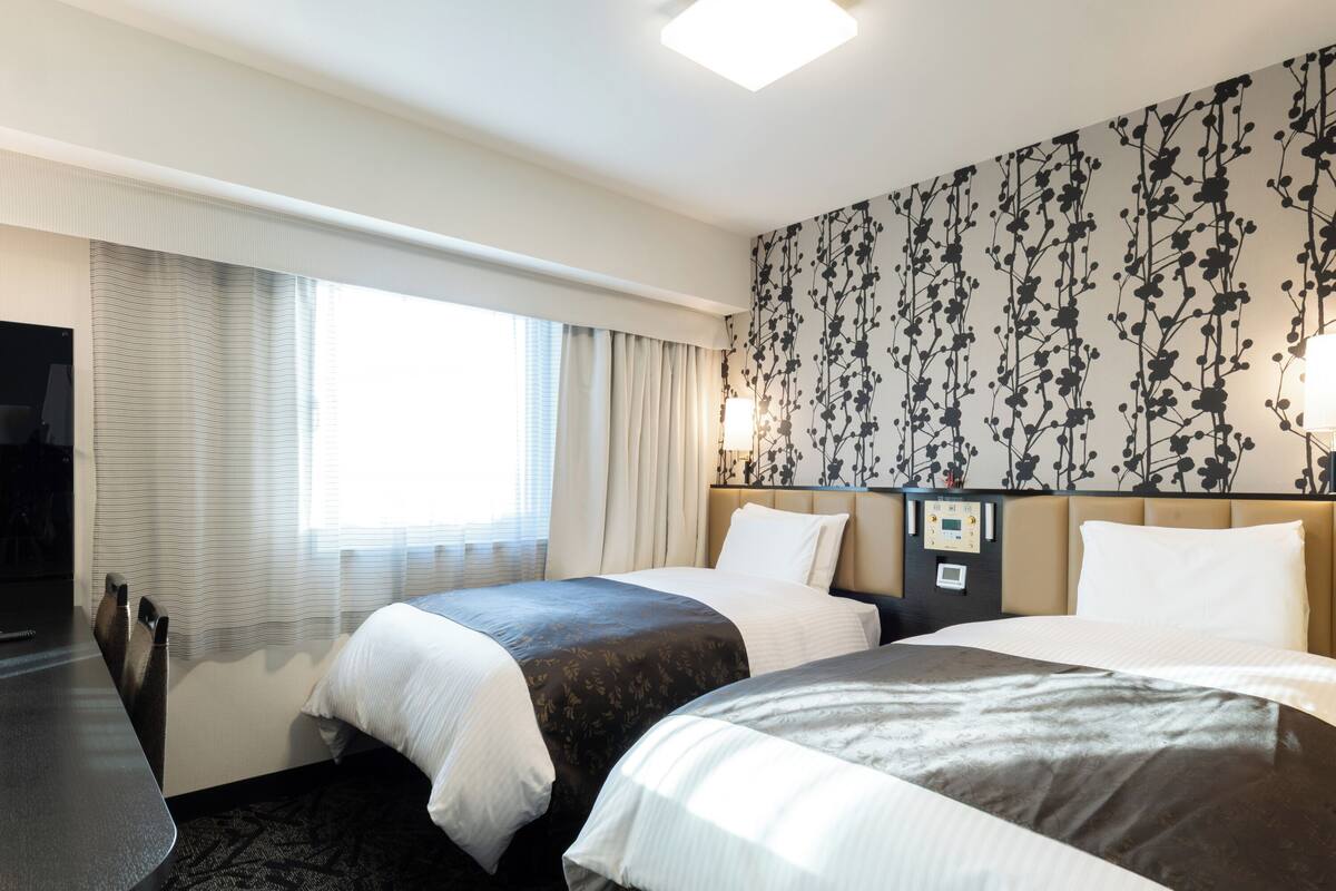 Standard Twin Room | Desk, blackout drapes, WiFi (free), bed sheets