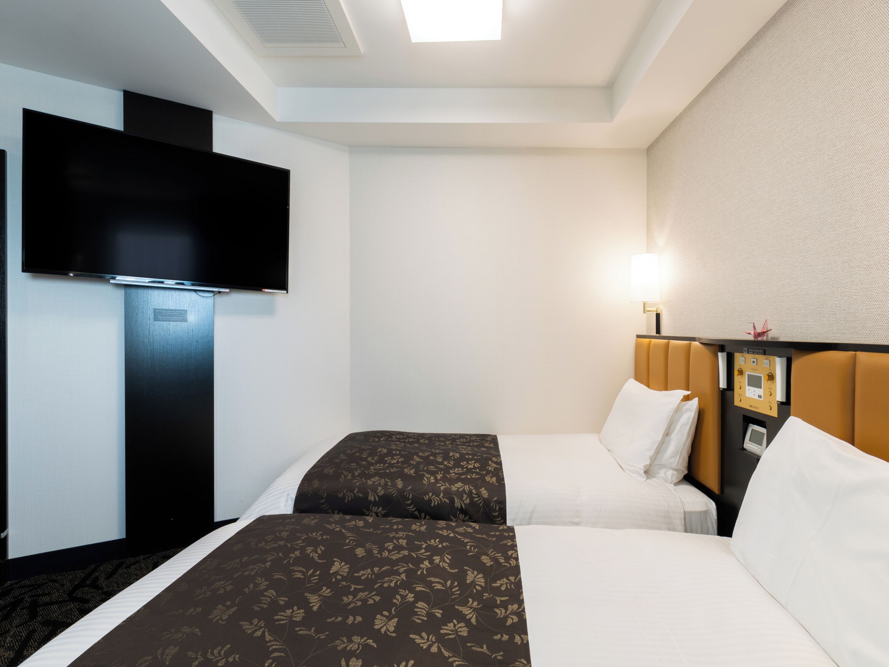 Habitación con 2 camas individuales, en esquina (Compact) | Escritorio, cortinas blackout, wifi gratis y ropa de cama 