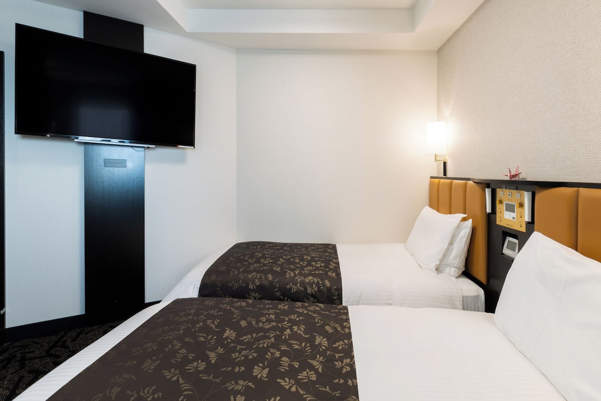 Corner Compact Twin Room | Desk, blackout drapes, WiFi (free), bed sheets