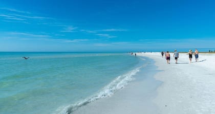 Beachfront 3-Bedroom Condo on Siesta Key – Steps to the Sand & Gulf Views