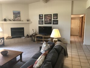 Tv, eldstad och dvd-spelare