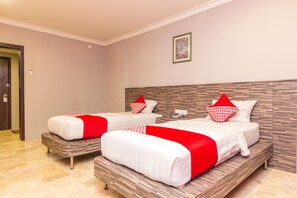 Habitación Deluxe con 2 camas individuales | 1 habitación, escritorio, wifi gratis y ropa de cama 