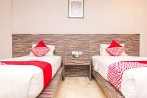 Kahden hengen deluxe-huone (kaksi sänkyä) | Työpöytä, ilmainen Wi-Fi, vuodevaatteet