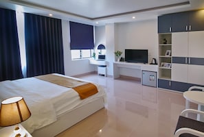 Minibar, caja de seguridad en la habitación y escritorio 