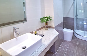 Dusche, kostenlose Toilettenartikel, Haartrockner, Hausschuhe