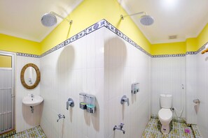 Suite Deluxe | Baño | Ducha y toallas