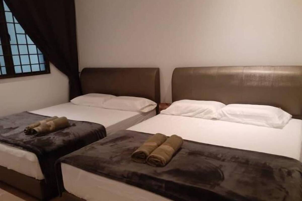 Cortinas blackout, wifi gratis y ropa de cama 