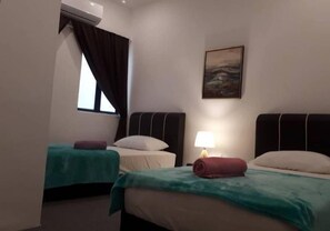 A hotel room with two beds, a window with curtains, a painting on the wall, and a lamp on the nightstand. - Comfortable Stay (George Town)