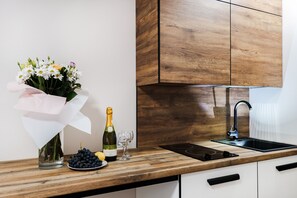 Estudio estándar | Cocineta privada | Refrigerador, microondas, parrilla de estufa y tetera eléctrica
