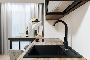 スタンダード スタジオ | 専用簡易キッチン | 冷蔵庫、電子レンジ、コンロ、電気ポット