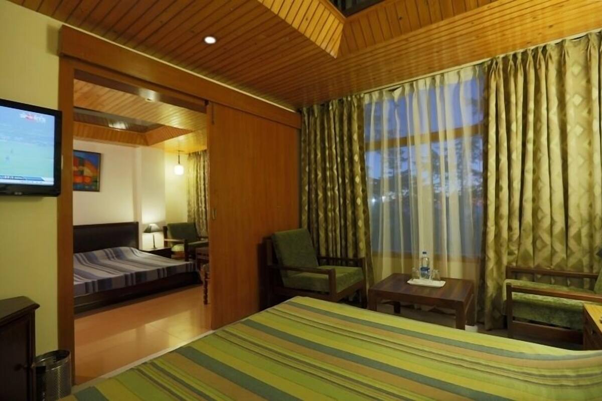 Habitación cuádruple familiar | Tabla de planchar con plancha, wifi gratis, ropa de cama