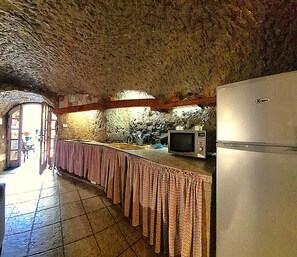 Fridge, microwave, cookware/dishes/utensils - El Mimo rural cave house (Artenara)
