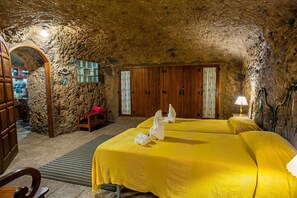 2 bedrooms, iron/ironing board, travel cot, WiFi - El Mimo rural cave house (Artenara)