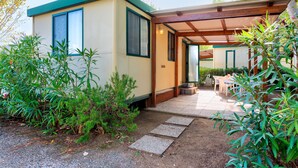 Una casa moderna con un porche cubierto y un jardín.