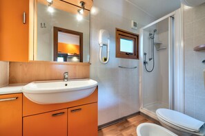 패밀리 이동 주택 (3 Adults + 2 Children) | 욕실 | 샤워 시설, 화장지