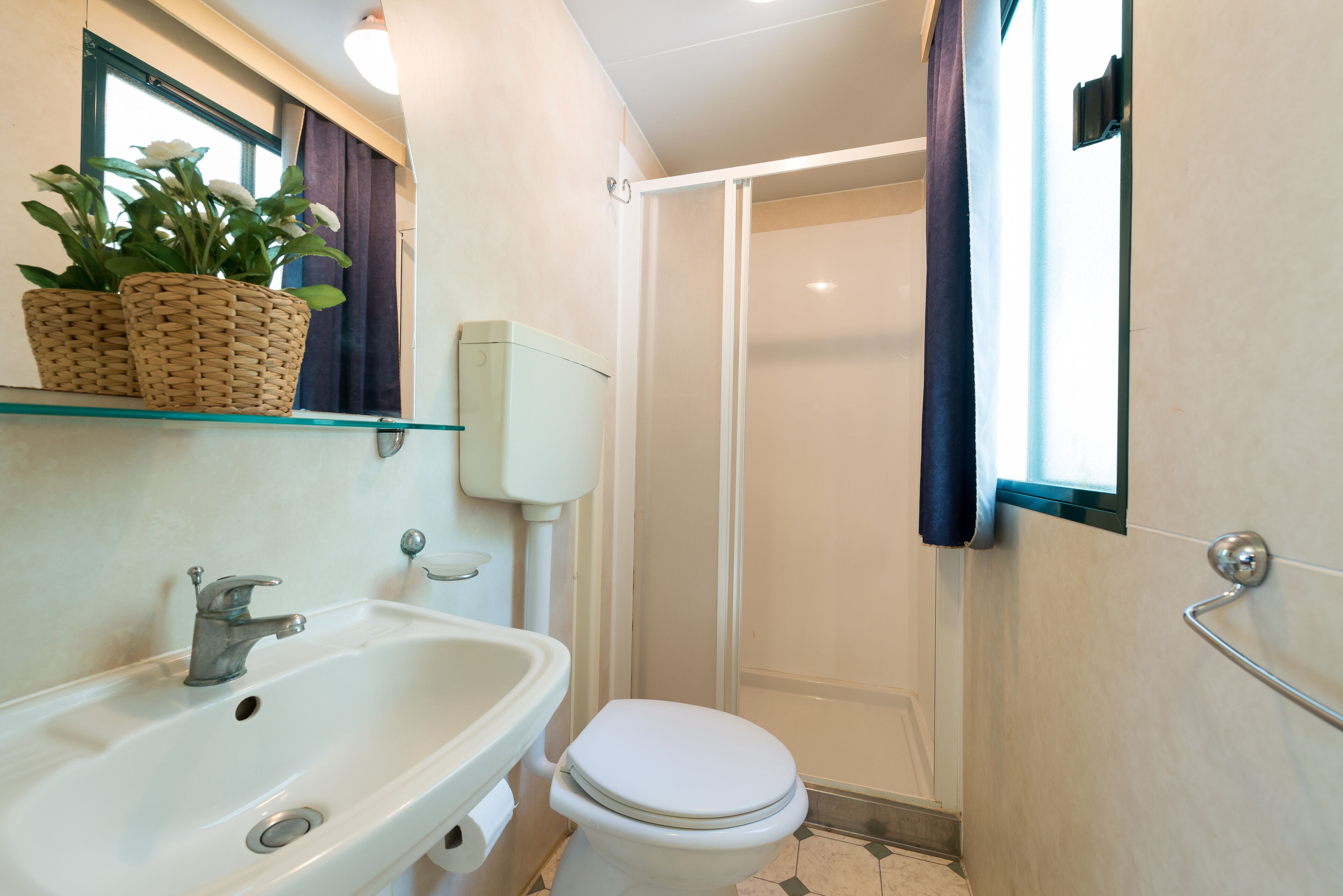 Mobile Home Classique (4 Adults + 1 Child) | Salle de bain | Douche, papier toilette