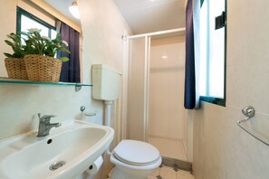 Casa rodante clásica (4 Adults + 1 Child) | Baño | Regadera y papel de baño 