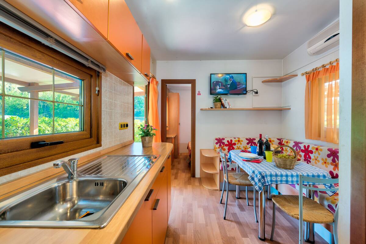 Full-sized fridge, stovetop, cookware/dishes/utensils, dining tables