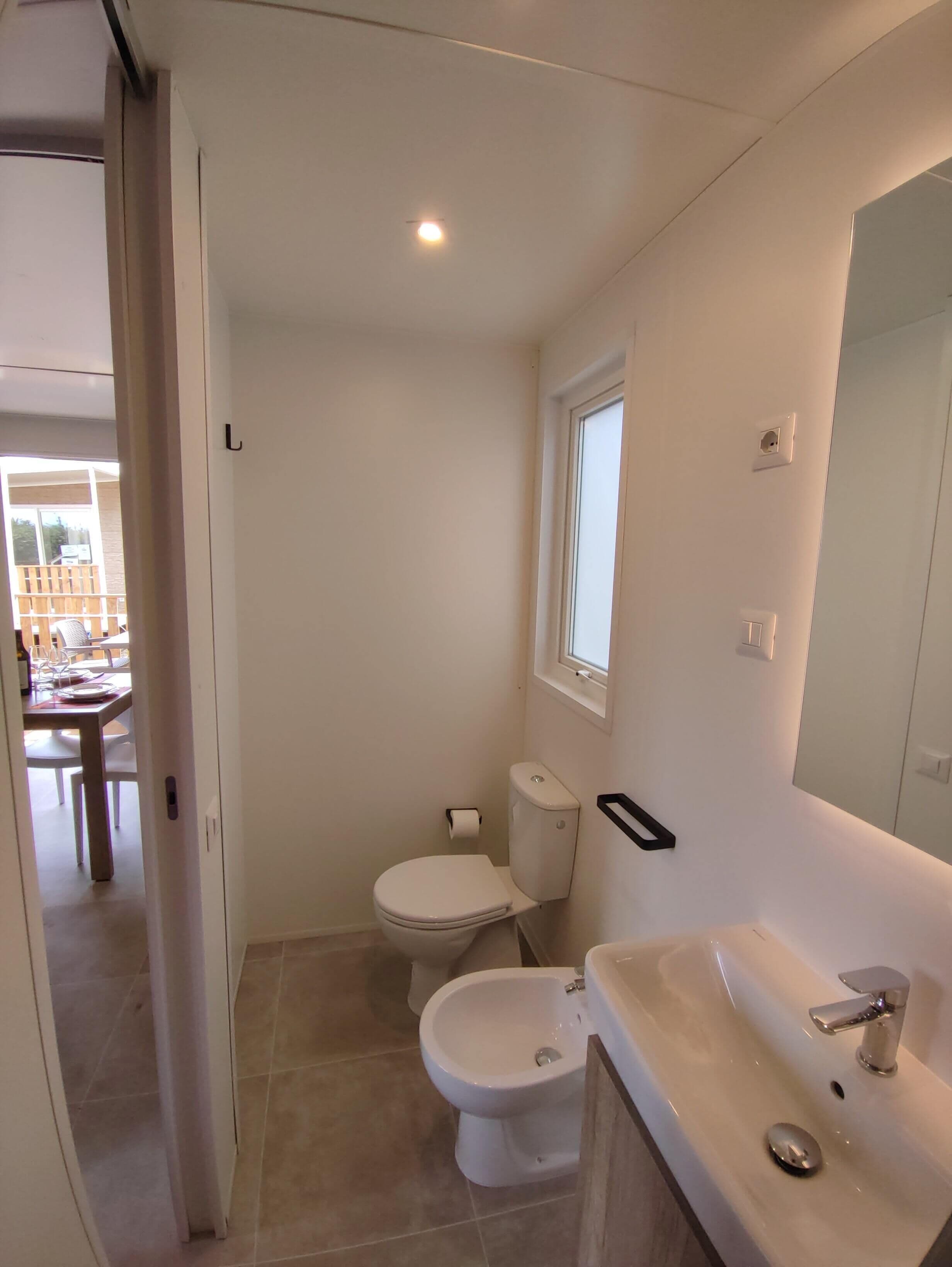 Junior Mobile Home | Bathroom | Shower, toilet paper