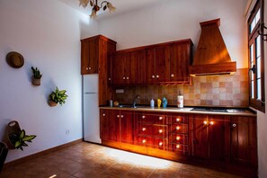 Réfrigérateur, micro-ondes, grille-pain