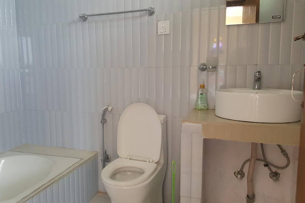 A bathroom with a toilet, sink, and bathtub.