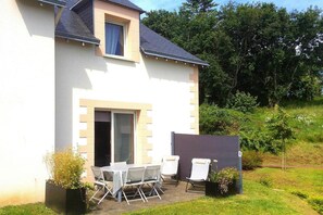 Outdoor dining - House in St. Quay near GR34 and Beaches (St. Quay-Portrieux)
