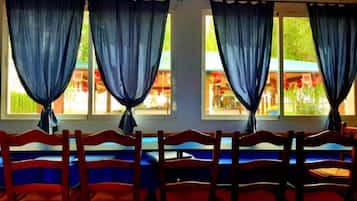 Café da manhã com buffet todos os dias (EUR 3 por pessoa)