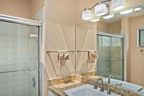 Bathtub, hair dryer, towels, shampoo - Stylish, Contemporary Condo Golfers Dream! Copper (Sedona)