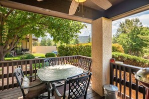 Outdoor dining - Stylish, Contemporary Condo Golfers Dream! Copper (Sedona)