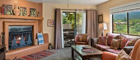 Een televisie, een open haard en een dvd-speler