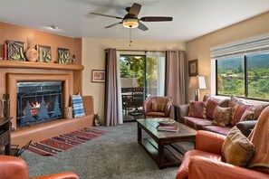 TV, fireplace, DVD player - Stylish Canyon Mesa Town Home, Contemporary Golfers Dream! Copper - S099 (Sedona)