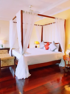 Deluxe Room with Pool View | 1 kamar tidur, tirai kedap cahaya, dan setrika/meja setrika