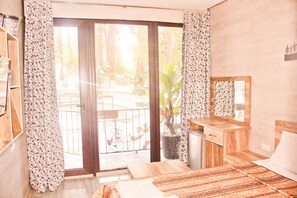 Classic Tree House | Hypo-allergenic bedding, desk, soundproofing, iron/ironing board - Hotel Nine Brothers (Batumi)