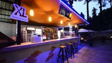 Quầy bar bên hồ bơi