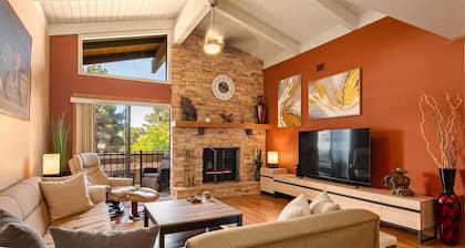 Cute & Cozy Condo, Community Pool & Hot Tub! B13 -