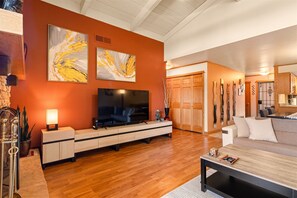 TV, fireplace, Netflix, DVD player