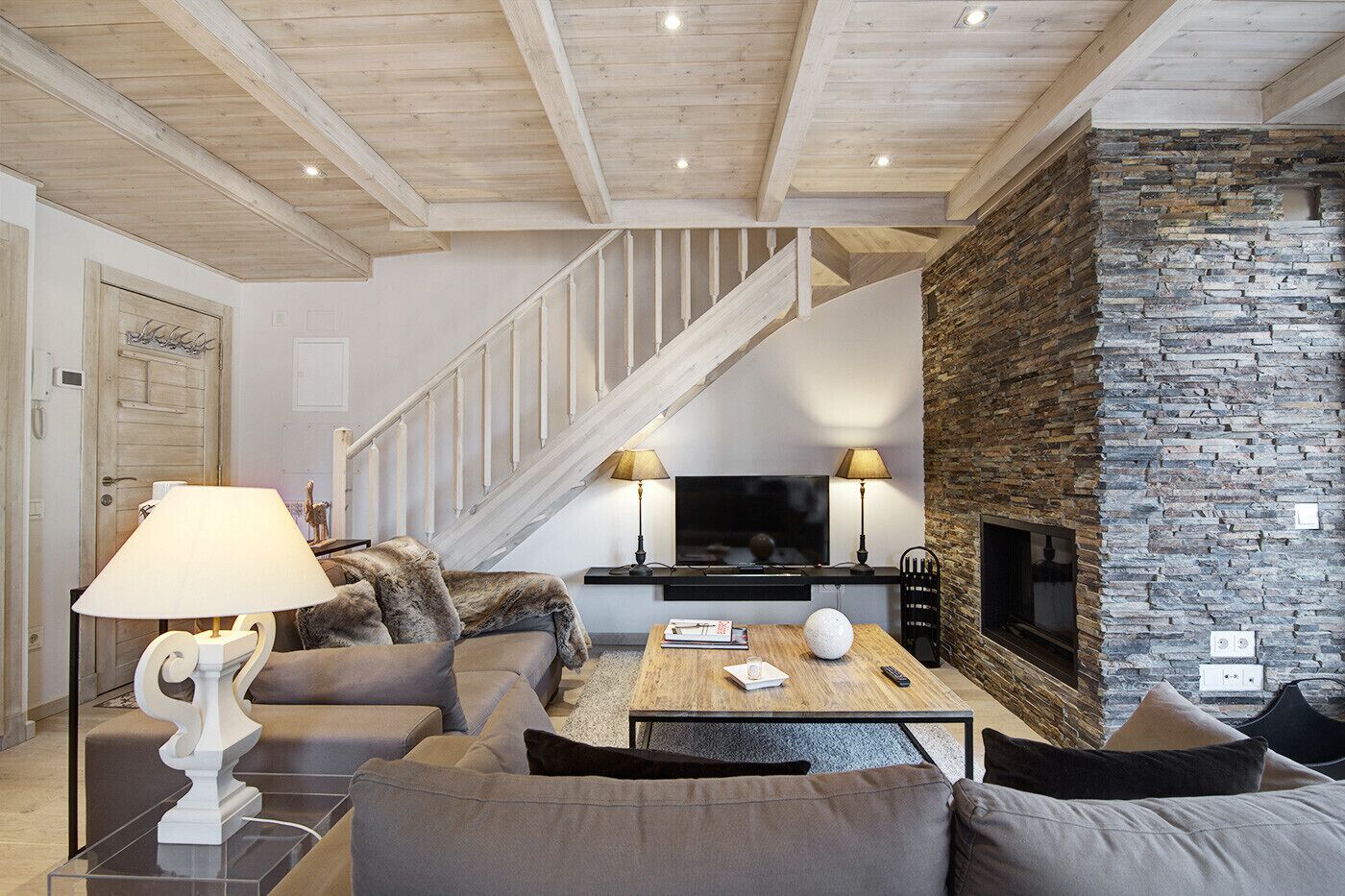 電視、壁爐、DVD 播放機