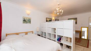 Comfort Apartment, 3 Bedrooms | Soundproofing, free cots/infant beds, free wired Internet