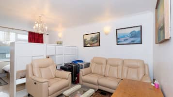 Apartamento conforto, 3 quartos | Sala de estar | TV