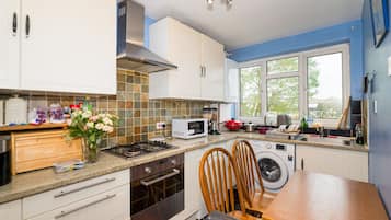 Comfort Apartment, 3 Bedrooms | Private kitchen | Full-sized fridge, microwave, oven, toaster