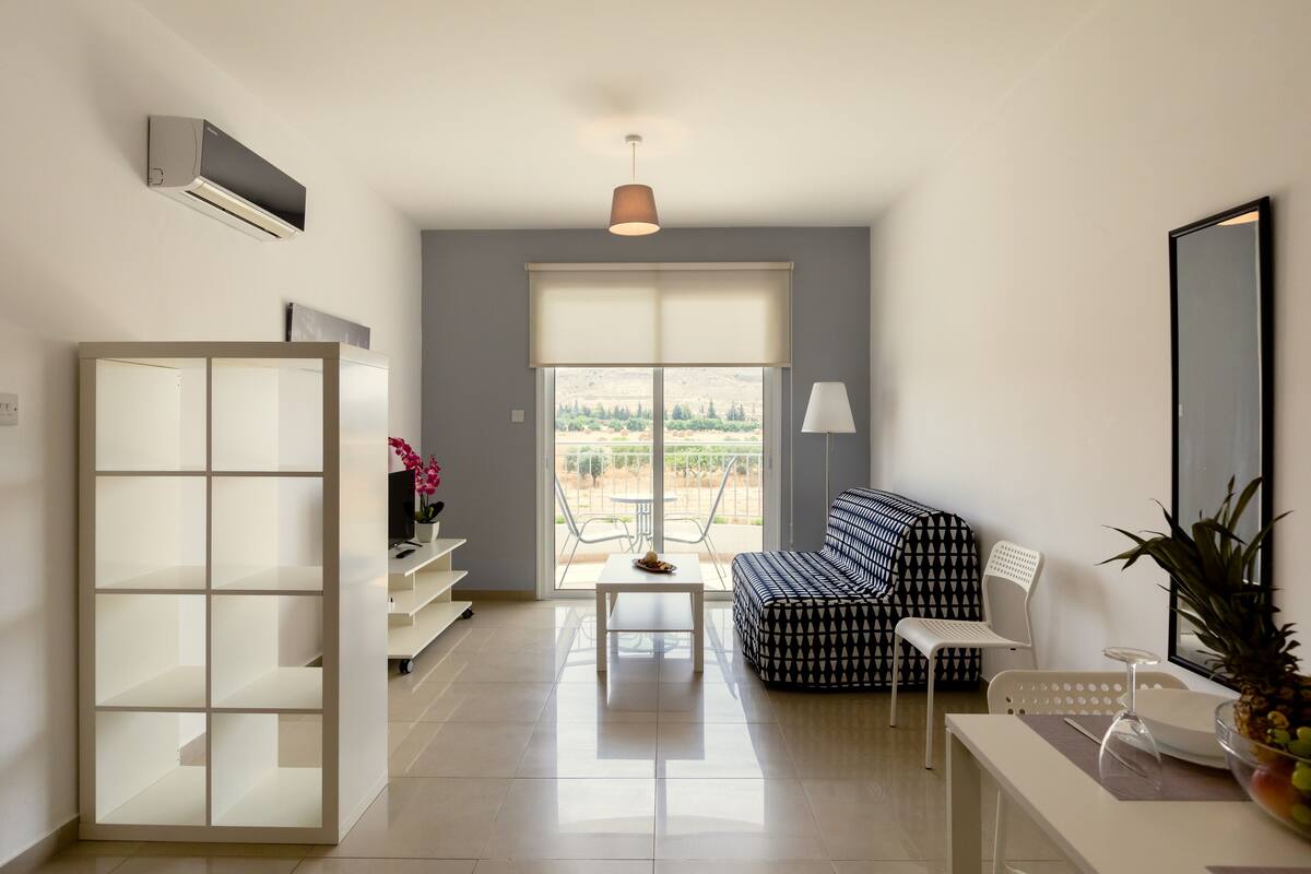 Apartamento, 1 quarto | Sala de estar | TV de tela plana