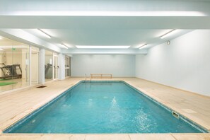 Piscine couverte, piscine extérieure, parasols de plage, chaises longues