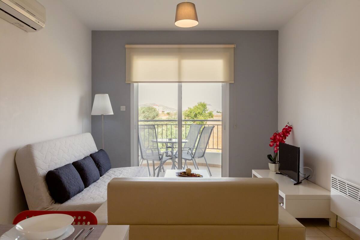 Apartamento, 2 quartos | Sala de estar | TV de tela plana